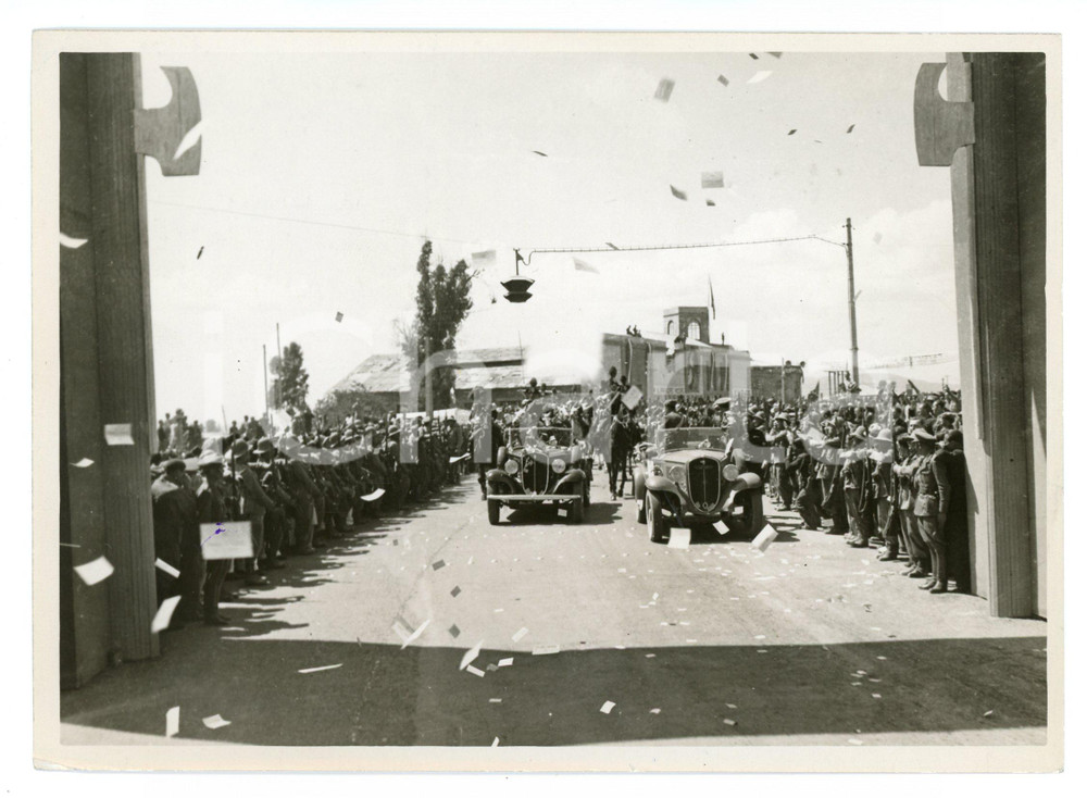 1938 ADDIS ABEBA Piazza Littorio - Lancio manifesti tricolore per corteo - Foto Fotografia originale d'epoca con timbro datario e didascalia al verso. FAIR/discreto lievi smussature agli angoli Formato: 18x13 cm originale e autentica 1
