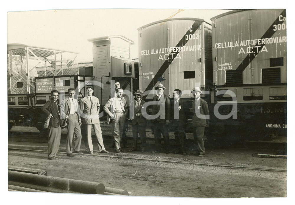 1935 ca BOLOGNA (?) Leandro ARPINATI osserva cellula autoferroviaria ACTA Foto Fotografia originale d'epoca con timbro datario e didascalia al verso. POOR/danneggiato Margini rifilati a mano, macchia al recto Formato: 17x11 cm originale e autentica 1
