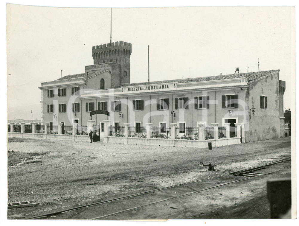 1932 ANCONA Caserma della Milizia Portuaria - Foto 20x15 cm Fotografia originale d'epoca con timbro datario e didascalia al verso. POOR/danneggiato Margini rifilati a mano, macchie al verso Formato: 20x15 cm originale e autentica 1