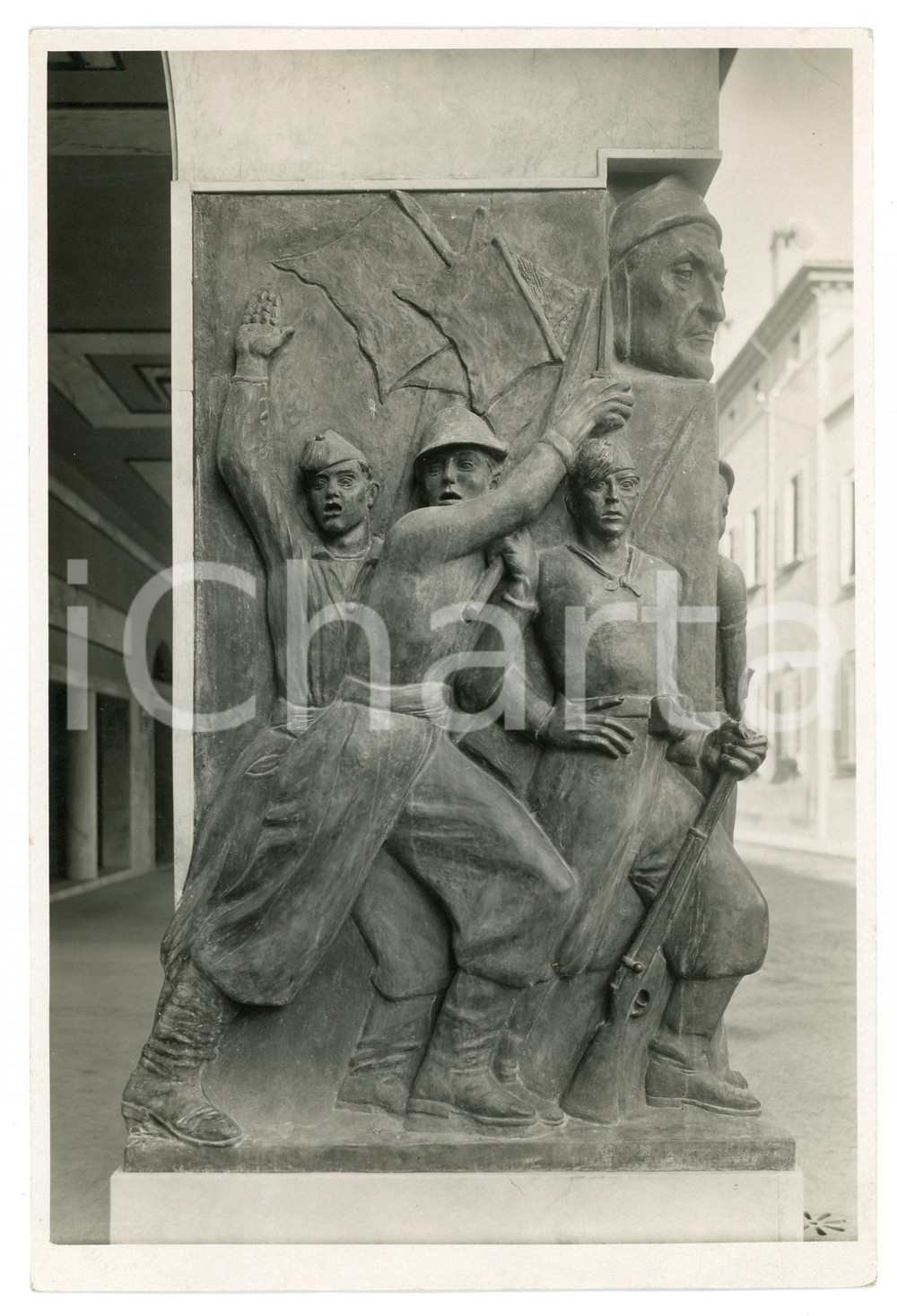 1937 RAVENNA Gioventù fascista e Dante ALIGHIERI Scultura Romano ROMANELLI Foto Fotografia originale d'epoca con timbro datario e didascalia al verso. FAIR/discreto Lievi smussature agli angoli Formato: 15x23 cm originale e autentica 1
