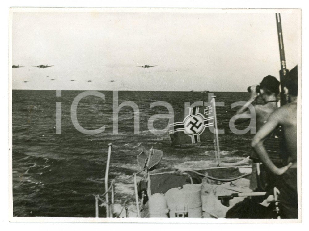 1942 WW2 - MEDITERRANEO Marinai KRIEGSMARINE avvistano aerei LUTWAFFE Foto Fotografia originale d'epoca con timbro datario e didascalia al verso. FAIR/discreto Lievi smussature agli angoli, bassa qualità di stampa Formato: 18x13 cm originale e autentica 1
