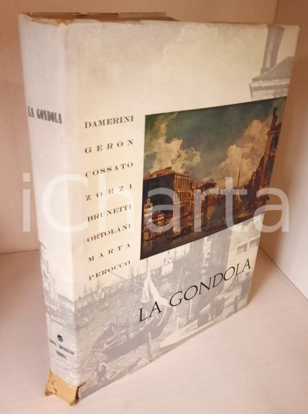 1956 VENEZIA Gino DAMERINI - La gondola *Nuova Editoriale 361 pp. Legatura editoriale, con sovraccoperta illustrata.Contiene scritti di Gino Damerini, Gastone Geron, Vittorio Cossato, Elio Zorzi, Mario Brunetti, Giuseppe Ortolani, Guido Marta, Guido Perocco.Illustrazioni.PAGINE: 361EDITORE: Nuova Editoriale - Venezia POOR/danneggiato buone condizioni in terne, ma sporcatura al taglio, strappi alla sovraccoperta e al dorso Formato: 18x24 cm originale e autentica 1