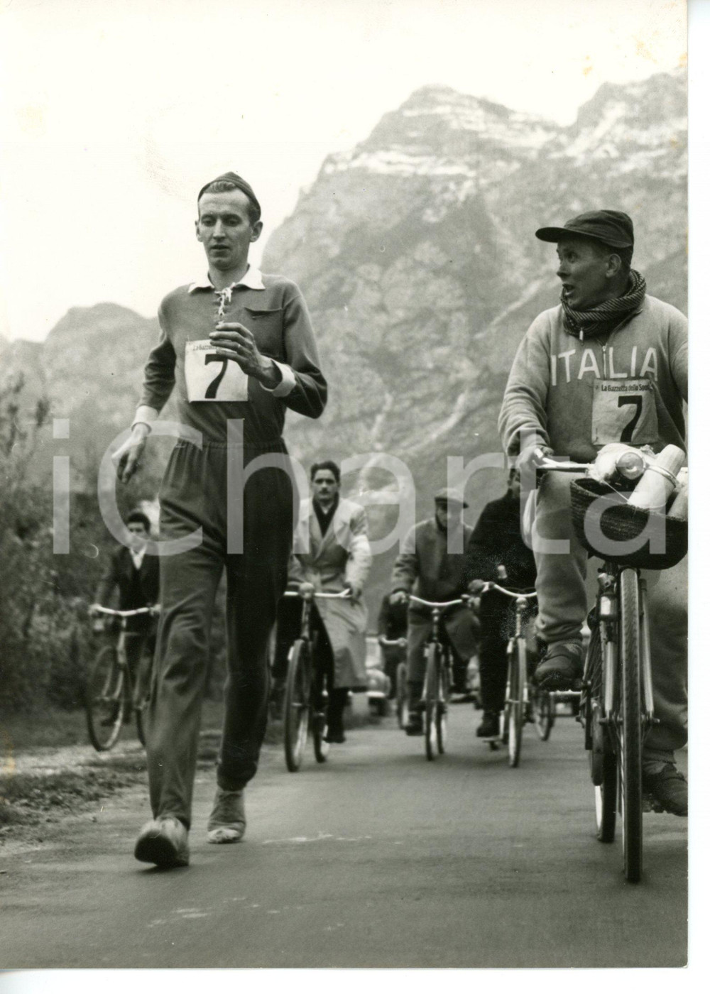 1956 RIVA DEL GARDA - 100 KM DI MARCIA Passaggio di John LJUNGGREN Foto 13x18 Fotografia d'epoca con didascalia coeva al verso. CONDIZIONI: G (ma lieve ondulazione; piccoli aloni)FORMATO: 13x18 cm    originale e autentica 1