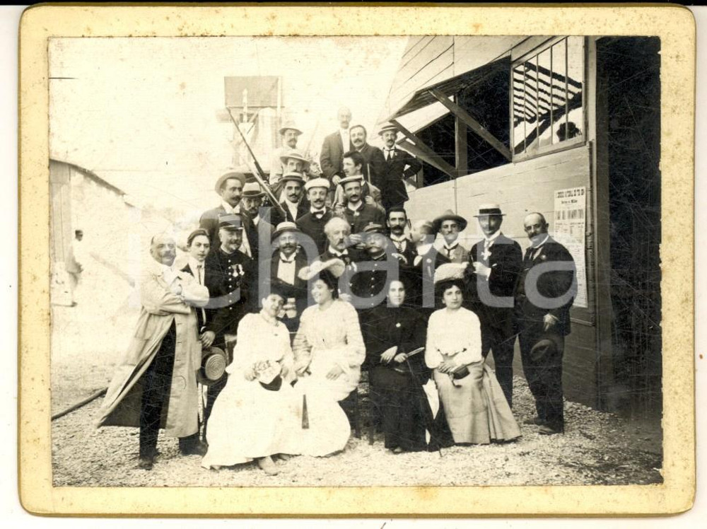 1900 ca FRANCE (?) Gruppo di gentiluomini in visita *Foto VINTAGE 12x9 cm (2) Fotografia d'epoca, su cartoncino rigido. CONDIZIONI: G FORMATO: 12x9 cm    originale e autentica 1
