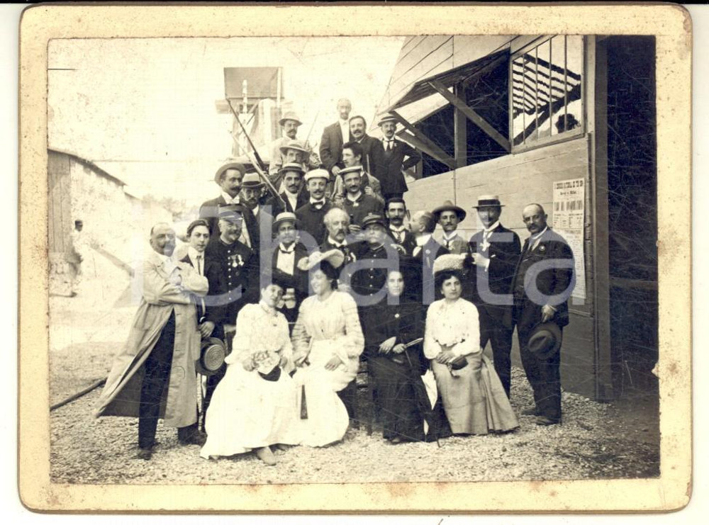 1900 ca FRANCE (?) Gruppo di gentiluomini in visita *Foto VINTAGE 12x9 cm (4) Fotografia d'epoca, su cartoncino rigido. CONDIZIONI: G (ma lievi bruniture)FORMATO: 12x9 cm    originale e autentica 1