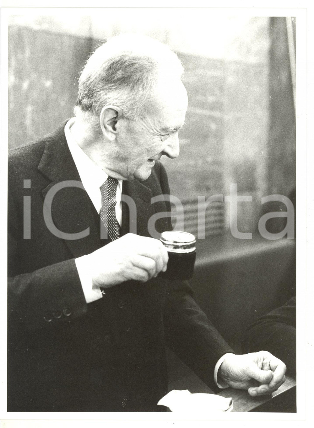 1985 ca TRIBUNALE MILANO Processo AMBROSOLI - Michele SINDONA beve caffè (2) Fotografia di agenzia. CONDIZIONI: G (ma lievi difetti di stampa)FORMATO: 18x24 cm    originale e autentica 1