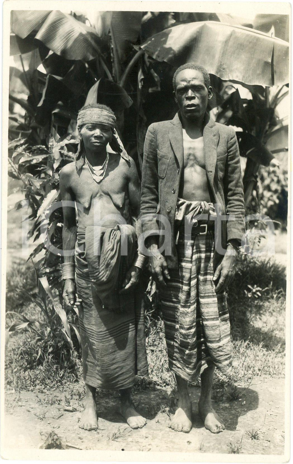 1930 ca CONGO BELGE - Portrait de couple - Photo Léopold GABRIEL n° 53 Fotografia originale d'epoca, in formato cartolina postale.FOTOGRAFO: L&eacute;opold Gabriel - Panda - Katanga  GOOD/buono  Formato: 9x14 cm originale e autentica 1