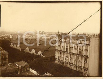 1925 ca BUENOS AIRES - Veduta aerea con magazzini - Fotografia 12x9 cm Fotografia originale d'epoca.La fotografia proviene da un più vasto album che documenta i viaggi di una famiglia di nove persone attraverso l'Europa, il Nord Africa e il Sud America.Rappresenta un'interessante testimonianza di viaggi verso luoghi esotici e lontani o verso i principali monumenti dell'Europa dell'epoca. GOOD/buono  Formato: 12x9 cm originale e autentica 1