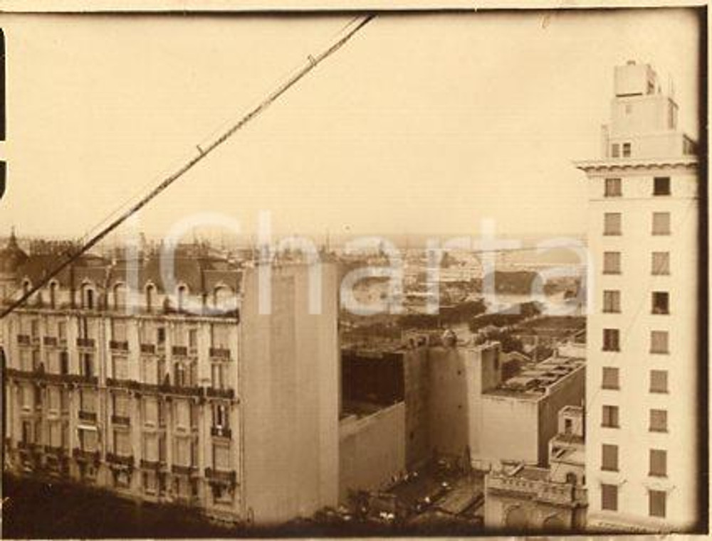 1925 ca BUENOS AIRES - Veduta aerea con il porto - Fotografia 12x9 cm Fotografia originale d'epoca.La fotografia proviene da un più vasto album che documenta i viaggi di una famiglia di nove persone attraverso l'Europa, il Nord Africa e il Sud America.Rappresenta un'interessante testimonianza di viaggi verso luoghi esotici e lontani o verso i principali monumenti dell'Europa dell'epoca. GOOD/buono  Formato: 12x9 cm originale e autentica 1