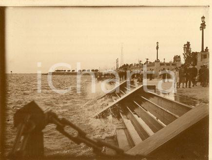 1925 ca BUENOS AIRES - Passanti sul lungomare (1) Fotografia 12x9 cm Fotografia originale d'epoca.La fotografia proviene da un più vasto album che documenta i viaggi di una famiglia attraverso l'Europa, il Nord Africa e il Sud America.Rappresenta un'interessante testimonianza di viaggi verso luoghi esotici e lontani o verso i principali monumenti dell'Europa dell'epoca. GOOD/buono  Formato: 12x9 cm originale e autentica 1
