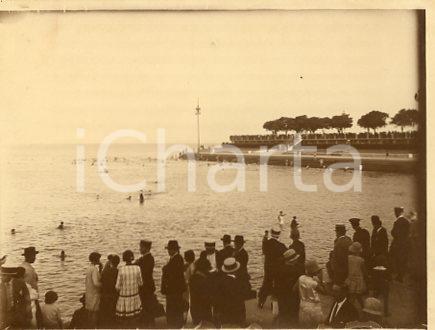 1925 ca BUENOS AIRES - Passanti sul lungomare (2) Fotografia 12x9 cm Fotografia originale d'epoca.La fotografia proviene da un più vasto album che documenta i viaggi di una famiglia attraverso l'Europa, il Nord Africa e il Sud America.Rappresenta un'interessante testimonianza di viaggi verso luoghi esotici e lontani o verso i principali monumenti dell'Europa dell'epoca. GOOD/buono  Formato: 12x9 cm originale e autentica 1