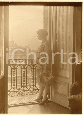 1925 ca BUENOS AIRES - Donna alla finestra con rivista - Fotografia 12x9 cm Fotografia originale d'epoca.La fotografia proviene da un più vasto album che documenta i viaggi di una famigliaattraverso l'Europa, il Nord Africa e il Sud America. Rappresenta un'interessante testimonianza di viaggi verso luoghi esotici e lontani o verso i principali monumenti dell'Europa dell'epoca. GOOD/buono  Formato: 12x9 cm originale e autentica 1