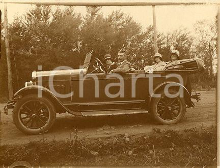 1925 ca BUENOS AIRES - Passeggeri su auto Studebaker BIG SIX - Foto 12x9 cm Fotografia originale d'epoca.La fotografia proviene da un più vasto album che documenta i viaggi di una famiglia attraverso l'Europa, il Nord Africa e il Sud America.Rappresenta un'interessante testimonianza di viaggi verso luoghi esotici e lontani o verso i principali monumenti dell'Europa dell'epoca. GOOD/buono  Formato: 12x9 cm originale e autentica 1