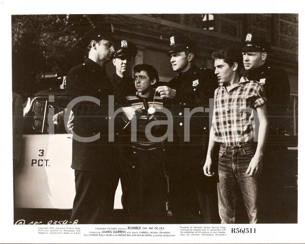 Fotografia d epoca originale 1956 RUMBLE ON THE DOCKS Poliziotti arrestano Robert BLAKE Foto 25 x 20 cm 1