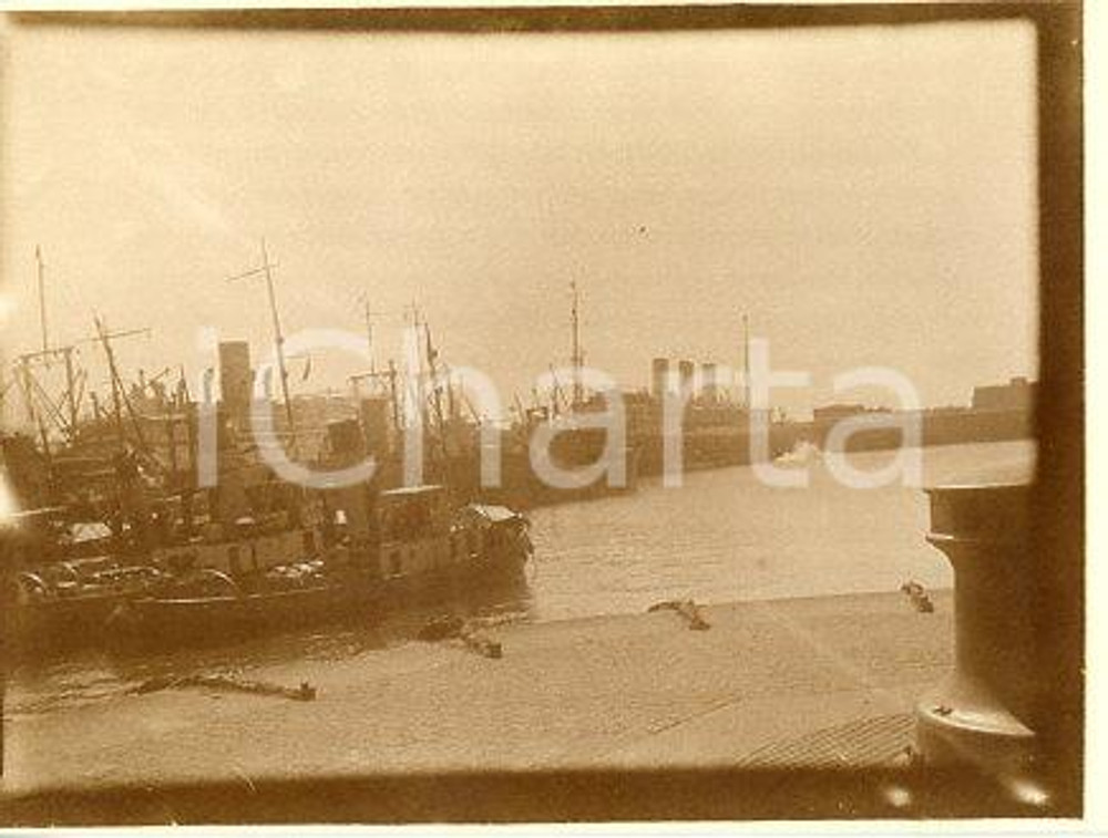 1925 ca BUENOS AIRES - Navi al porto (1) - Fotografia 11x9 cm Fotografia originale d'epoca.La fotografia proviene da un più vasto album che documenta i viaggi di una famiglia attraverso l'Europa, il Nord Africa e il Sud America. Rappresenta un'interessante testimonianza di viaggi verso luoghi esotici e lontani o verso i principali monumenti dell'Europa dell'epoca. GOOD/buono  Formato: 11x9 cm originale e autentica 1
