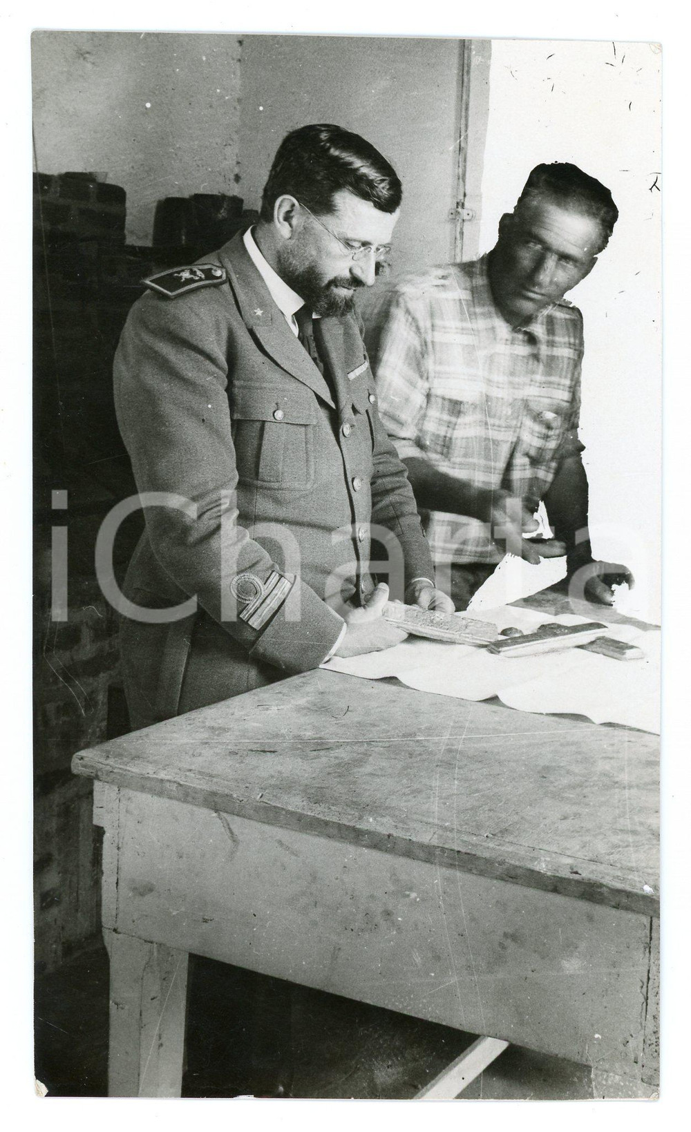 1935 AOI - ERITREA Miniera di Sciumagallè PETRUCCO e chimico con lingotti Foto Fotografia originale d'epoca con timbro datario e didascalia. POOR/danneggiato Margini rifilati a mano, bassa qualità di stampa Formato: 9x16 cm originale e autentica 1