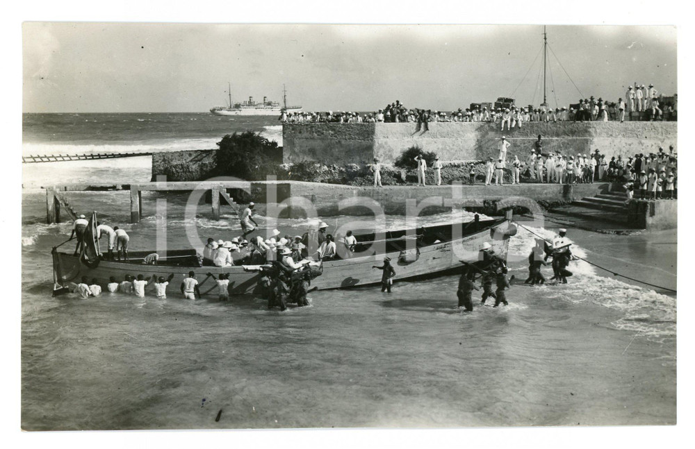 1929 AOI - MOGADISCIO Segretario generale QUEIROLO sbarca con i croceristi *Foto Fotografia originale d'epoca con timbro datario e didascalia. FAIR/discreto Margini rifilati a mano Formato: 16x10 cm originale e autentica 1