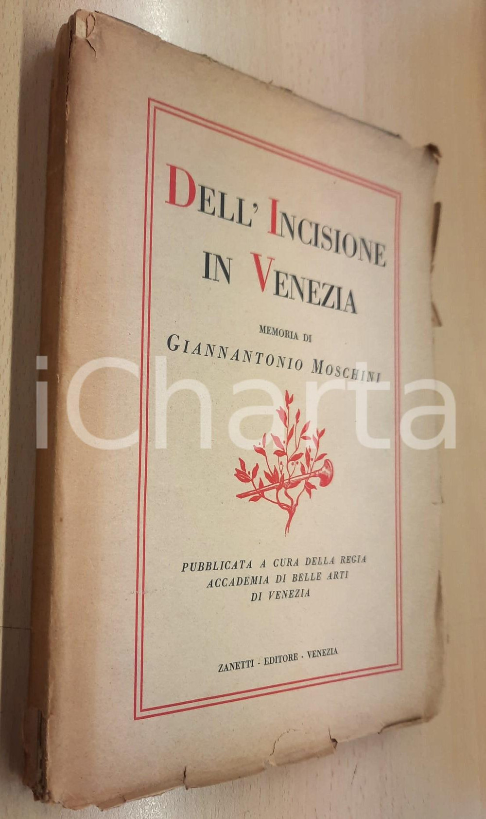 1924 Giannantonio MOSCHINI Dell'incisione in Venezia *Ed. ZANETTI Brossura editoriale, con copertina flessibile.Intonso, con ritratto dell'autore in antiporta.PAGINE: 222EDITORE: Zanetti - Venezia POOR/danneggiato buone condizioni interne, ma piegature al dorso, minimi strappi marginali e bruniture, strappo di alcuni cm in quarta di copertina Formato: 18x25 cm originale e autentica 1