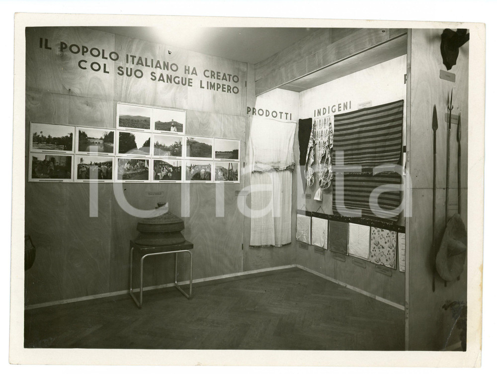 1937 MILANO (?) Mostra Africa Orientale Italiana AOI Foto 24x17 cm Fotografia originale d'epoca con timbro datario. POOR/danneggiato Profonde piegature al margine destro Formato: 24x17 cm originale e autentica 1