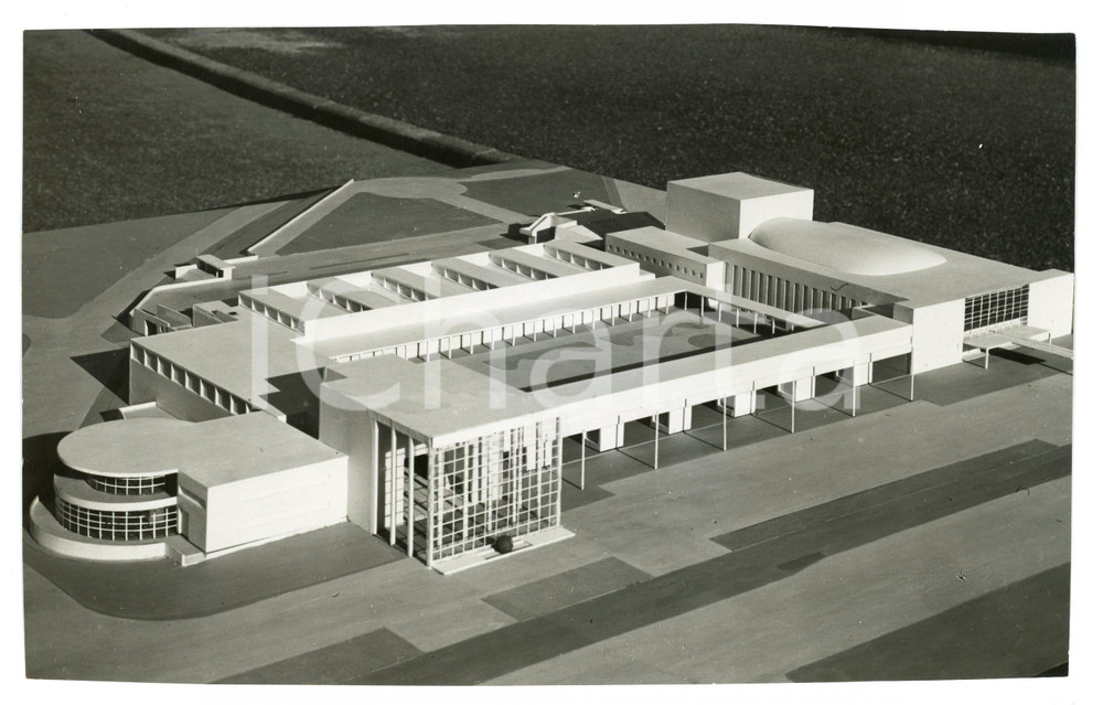 1940 TORINO Palazzo della moda - Veduta aerea del modello - Foto 22x14 cm Fotografia originale d'epoca con timbro datario e didascalia al verso. POOR/danneggiato Margini rifilati a mano Formato: 22x14 cm originale e autentica 1