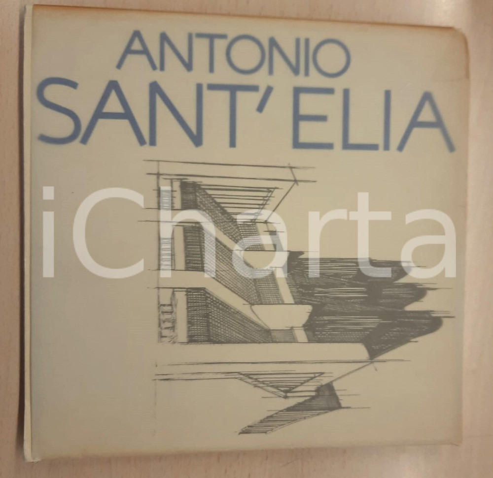 1986 ARCHITECTURE Antonio Sant'Elia *English catalogue OLIVETTI exhibition Brossura editoriale, con copertina flessibile e sovraccoperta lucida.Catalogo, in lingua inglese, della mostra dedicata all’architetto Antonio Sant’Elia, uno dei padri fondatori del movimento futurista italiano in architettura, che venne organizzata da Olivetti in collaborazione con The Cooper Union for the Advancement of Science and Art e fu presentata nelle più prestigiose Università americane. In questo catalogo sono presentati 81 disegni di studi architettonici, datati tra il 1911 e il 1915, che descrivono le opere di Antonio Sant’Elia esposte in mostra.PAGINE: 134 FAIR/discreto buone condizioni interne, ma strappi alla sovraccoperta lucida Formato: 23x23 cm originale e autentica 1