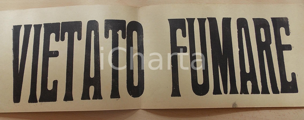 Materiale pubblicitario d’epoca 1963 VIETATO FUMARE Insegna in cartoncino per pubblici esercizi VINTAGE 50x15 5 1