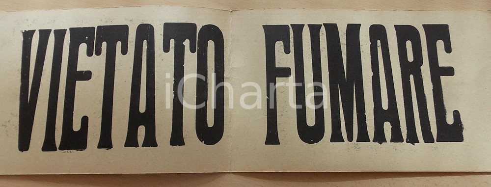 Materiale pubblicitario d’epoca 1963 VIETATO FUMARE Insegna in cartoncino per pubblici esercizi VINTAGE 50x15 3 1