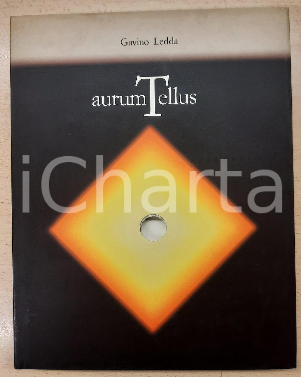 1991 Gavino LEDDA Aurum Tellus - Ed. Scheiwiller MILANO *RARO Legatura editoriale in tela, sovraccoperta a colori, astuccio cartonato.PAGINE: 300EDITORE: Milano - Scheiwiller GOOD/buono minime rosure all'astuccio cartonato Formato: 22x28 cm originale e autentica 1