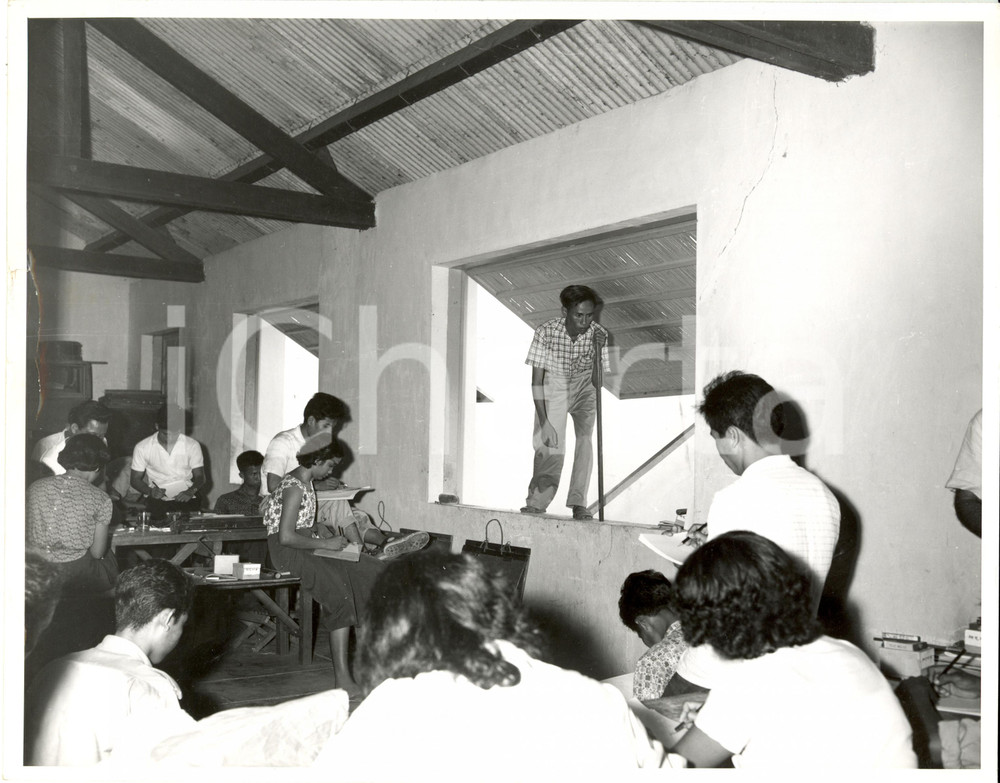 Fotografia d epoca originale 1960 ca CAMBOGIA Lezione laboratorio  Scuola Missione Statunitense 1