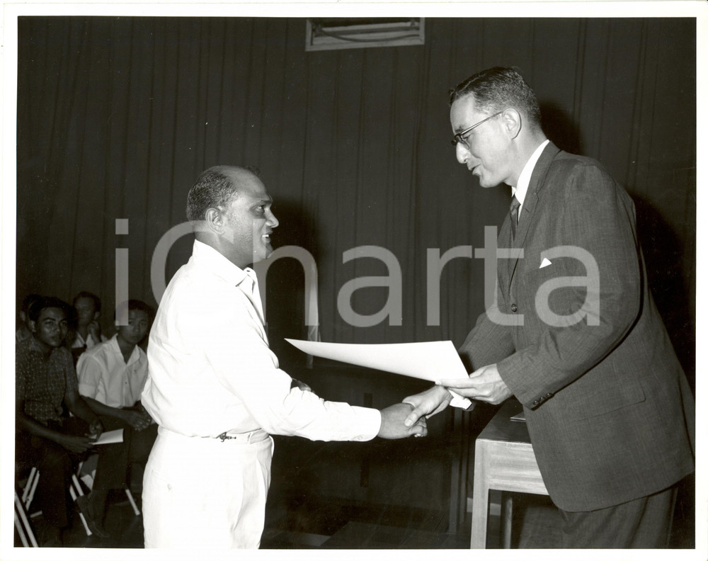 Fotografia d epoca originale 1960 ca CAMBOGIA Studente diplomato Complesso scolastico Missione Statunitense 2 1