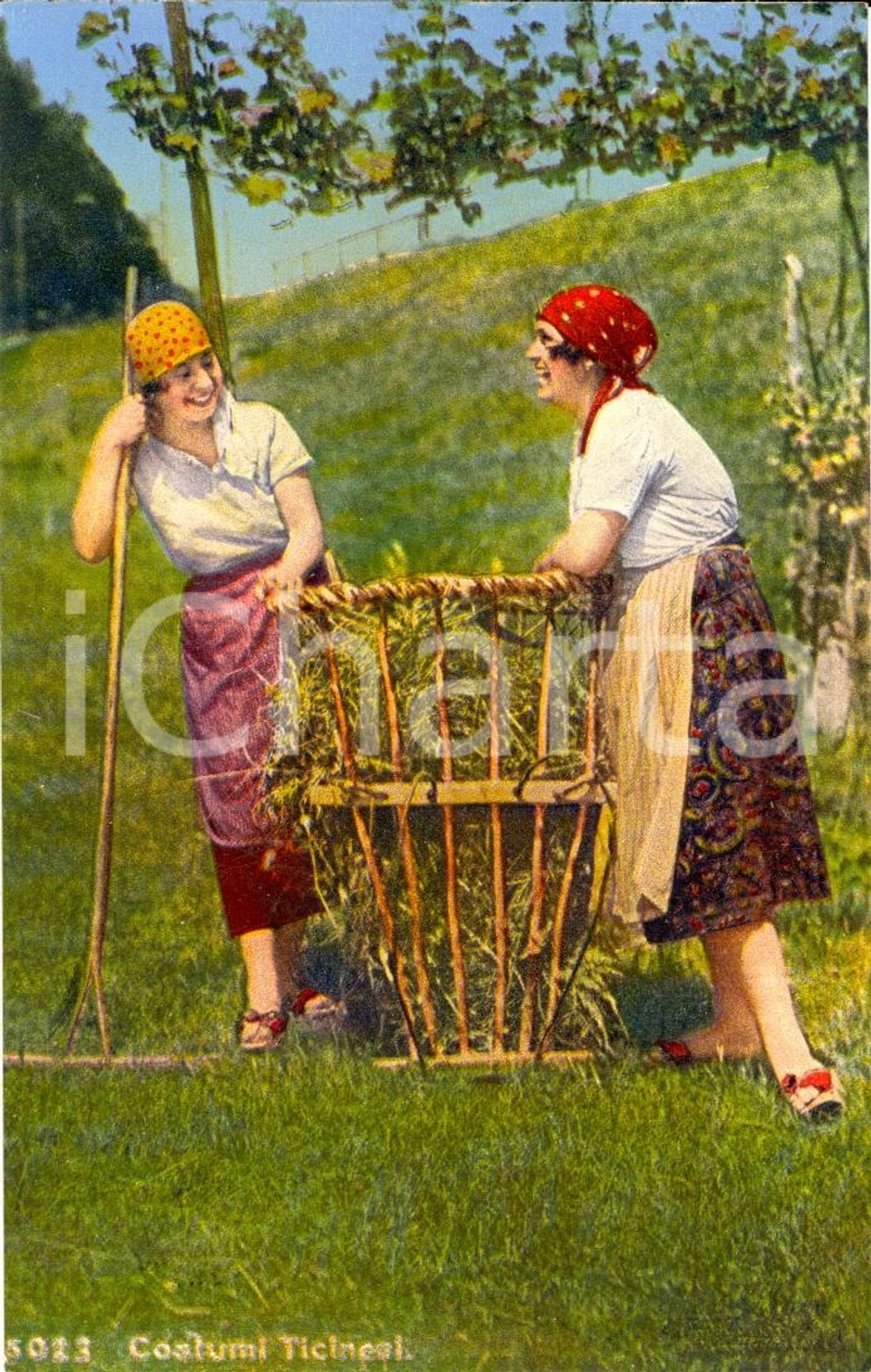Cartolina originale da collezione 1930 ca COSTUMI TICINESI Contadine al lavoro nei campi Cartolina 3 1