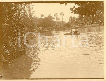 1925 ca BUENOS AIRES Parque Tres de Febrero (1) - Foto ANIMATA 12x9 cm Fotografia originale d'epoca.La fotografia proviene da un più vasto album che documenta i viaggi di una famiglia attraverso l'Europa, il Nord Africa e il Sud America. Rappresenta un'interessante testimonianza di viaggi verso luoghi esotici e lontani o verso i principali monumenti dell'Europa dell'epoca. GOOD/buono  Formato: 11x9 cm originale e autentica 1