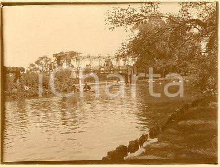 1925 ca BUENOS AIRES Parque Tres de Febrero (3) - Foto animata 12x9 cm Fotografia originale d'epoca.La fotografia proviene da un più vasto album che documenta i viaggi di una famiglia attraverso l'Europa, il Nord Africa e il Sud America. Rappresenta un'interessante testimonianza di viaggi verso luoghi esotici e lontani o verso i principali monumenti dell'Europa dell'epoca. GOOD/buono  Formato: 11x9 cm originale e autentica 1