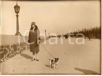 1925 ca BUENOS AIRES Lungomare COSTANERA Donna con cagnolino (1) Foto 12x9 cm Fotografia originale d'epoca.La fotografia proviene da un più vasto album che documenta i viaggi di una famiglia attraverso l'Europa, il Nord Africa e il Sud America.Rappresenta un'interessante testimonianza di viaggi verso luoghi esotici e lontani o verso i principali monumenti dell'Europa dell'epoca. GOOD/buono  Formato: 12x9 cm originale e autentica 1