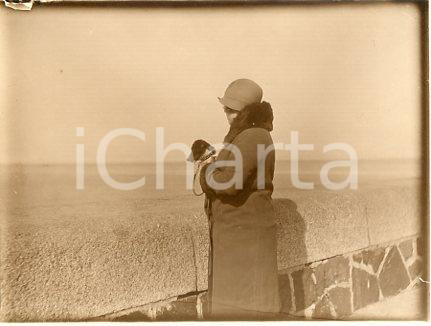 1925 ca BUENOS AIRES Lungomare COSTANERA Donna con cagnolino (4) Foto 12x9 cm Fotografia originale d'epoca.La fotografia proviene da un più vasto album che documenta i viaggi di una famiglia attraverso l'Europa, il Nord Africa e il Sud America.Rappresenta un'interessante testimonianza di viaggi verso luoghi esotici e lontani o verso i principali monumenti dell'Europa dell'epoca. FAIR/discreto lieve difetto di stampa Formato: 12x9 cm originale e autentica 1
