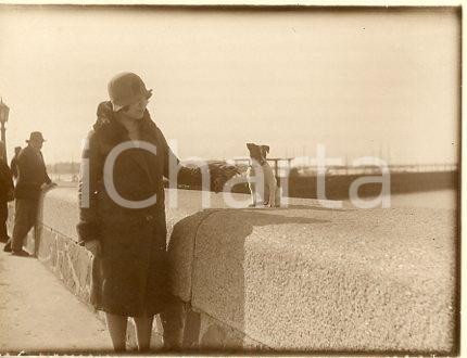 1925 ca BUENOS AIRES Lungomare COSTANERA Donna con cagnolino (2) Foto 12x9 cm Fotografia originale d'epoca.La fotografia proviene da un più vasto album che documenta i viaggi di una famiglia attraverso l'Europa, il Nord Africa e il Sud America.Rappresenta un'interessante testimonianza di viaggi verso luoghi esotici e lontani o verso i principali monumenti dell'Europa dell'epoca. GOOD/buono  Formato: 12x9 cm originale e autentica 1