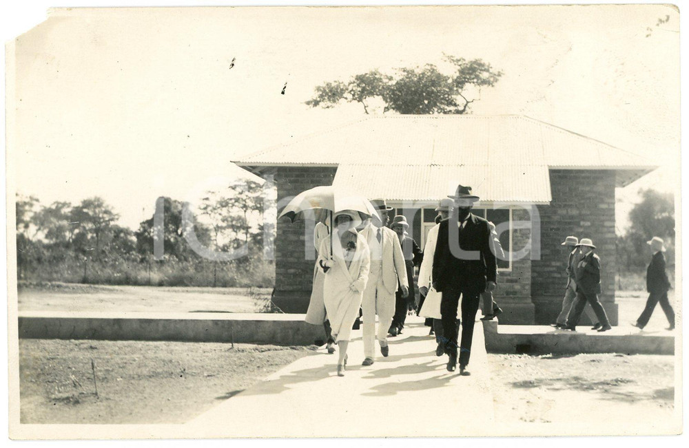 1928 CONGO Mines du KATANGA - Visite roi Albert Ier *Photo L. GABRIEL 494 Fotografia originale d'epoca, scattata durante la visita dei sovrani Alberto I ed Elisabetta del Belgio in Congo.FOTOGRAFO: L&eacute;opold Gabriel FORMATO: 14x9 cmCONDIZIONI: G  POOR/danneggiato mancanza angolare; residui cartacei e di colla al verso Formato: 14x9 cm originale e autentica 1