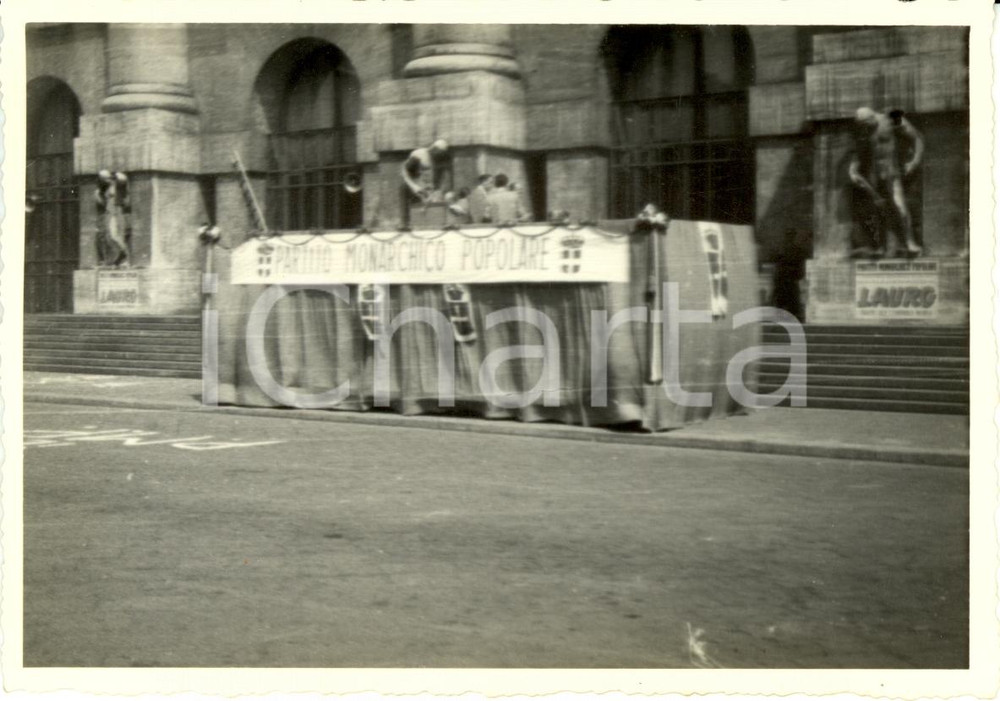 Fotografia d epoca originale 1955 MILANO Piazza AFFARI Preparazione Comizio PMP Striscioni pro Achille LAURO 1