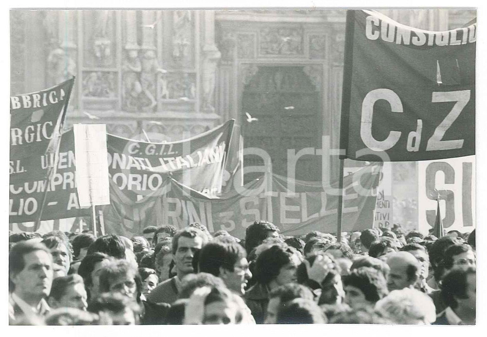 1981 MILANO Piazza Duomo - Sciopero CGIL CISL UIL - Lavoratori *Foto (5) 12x8 cm Fotografia originale. GOOD/buono  Formato: 12x8 cm originale e autentica 1