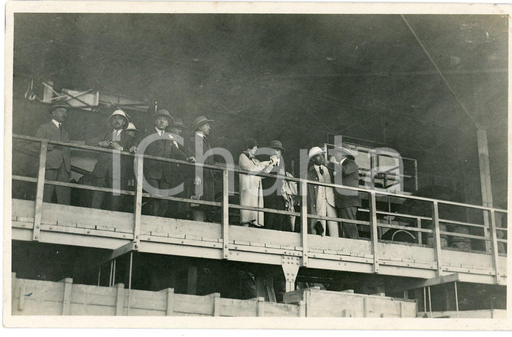 1928 CONGO BELGE Visite roi Albert I reine Elisabeth - Tribune Photo GABRIEL 496 Fotografia originale d'epoca, scattata durante la visita dei sovrani Alberto I ed Elisabetta del Belgio in Congo, in formato cartolina postale.FOTOGRAFO: L&eacute;opold Gabriel - Panda - KatangaFORMATO: 14x9 cmCONDIZIONI: G     originale e autentica 1