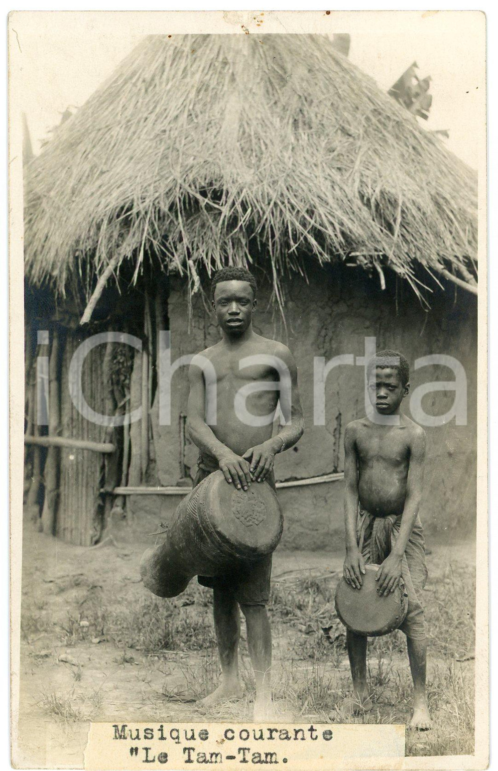1930 ca CONGO BELGE - Joueurs de tambour *Photo Léopold GABRIEL n° 32 Fotografia originale d'epoca, in formato cartolina postale, con didascalia.FOTOGRAFO: L&eacute;opold Gabriel - Elisabethville  FAIR/discreto piccoli fori di affissione al lato superiore Formato: 9x14 cm originale e autentica 1