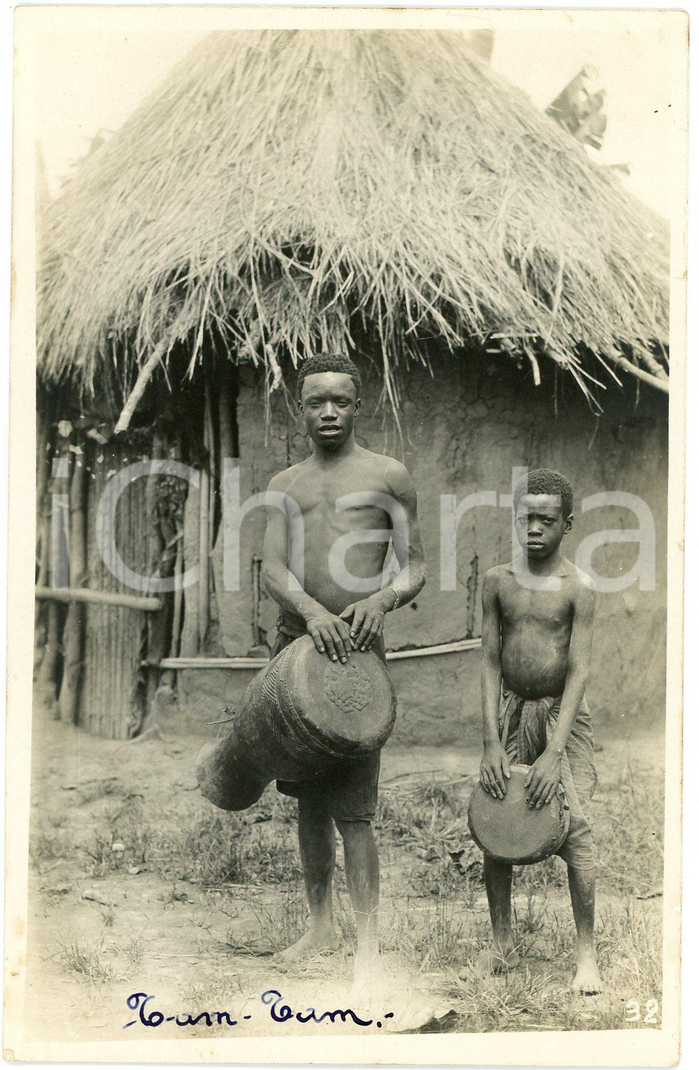 1930 ca CONGO BELGE - Joueurs de tambour - Photo Léopold GABRIEL n° 32 Fotografia originale d'epoca, in formato cartolina postale.FOTOGRAFO: L&eacute;opold Gabriel - Elisabethville  GOOD/buono  Formato: 9x14 cm originale e autentica 1