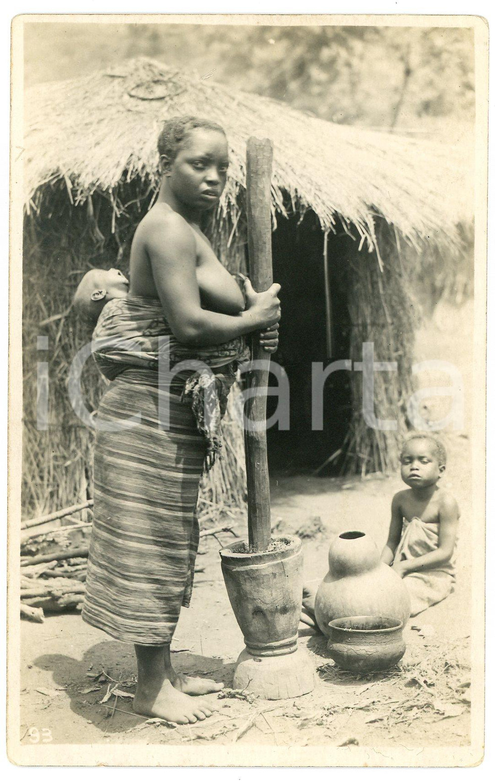1930 ca CONGO BELGE - Fabrication du bunya - Photo L. GABRIEL n.93 Fotografia originale d'epoca, in formato cartolina postale.FOTOGRAFO: L&eacute;opold Gabriel - Panda - Katanga  GOOD/buono  Formato: 9x14 cm originale e autentica 1