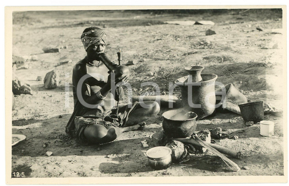 1930 ca CONGO BELGE Femme faisant la cuisine - Photo L. GABRIEL 125 Fotografia originale d'epoca, in formato cartolina postale.FOTOGRAFO: L&eacute;opold Gabriel - Panda - Katanga  GOOD/buono  Formato: 14x9 cm originale e autentica 1
