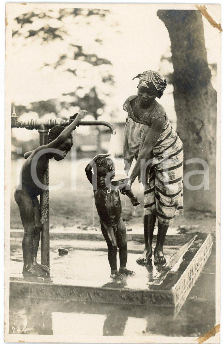 Fotografia d epoca originale 1930 ca CONGO BELGE Mère lave son enfant dans la fontaine Photo L. GABRIEL 264 1