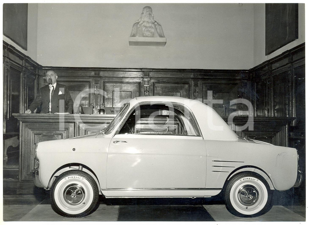 1957 MILANO Museo della Scienza - Presentazione nuova AUTOBIANCHI BIANCHINA Foto  Fotografia d'epoca con didascalia coeva al verso.   CONDIZIONI: FAIR (ncrespature al margine superiore) FORMATO: 18x13 cm     originale e autentica 1