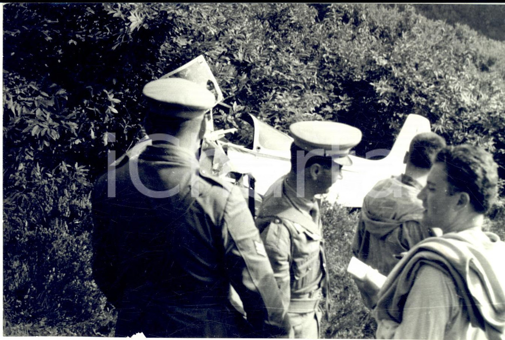 1959 Località LA RATTA (LIGURIA) Aereo biposto C.P. 301 precipitato (3) Foto Fotografia d'epoca con didascalia coeva al verso. CONDIZIONI: FAIR (lievi difetti di stampa; macchia di inchiostro; piccola mancanza al margine inferiore)FORMATO: 18x13 cm     originale e autentica 1