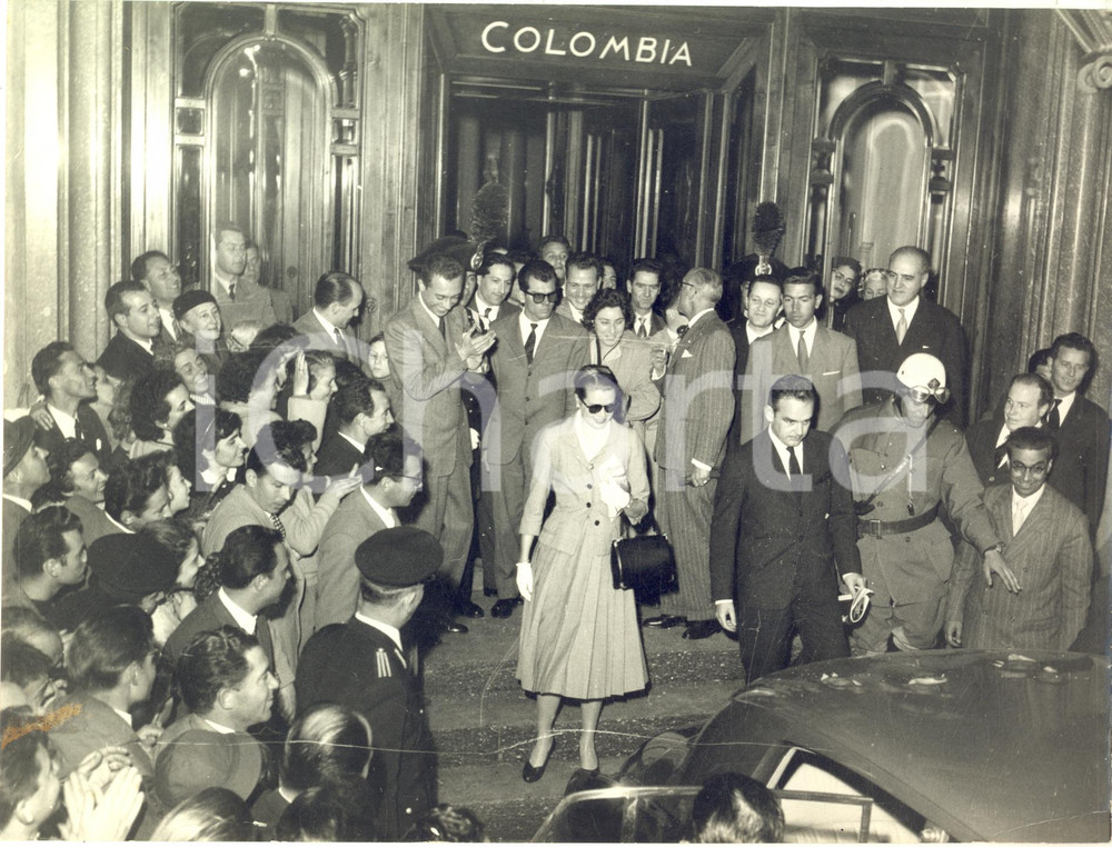 1957 GENOVA Hotel Colombia - Arrivo principi Ranieri e Grace di Monaco ^Foto   Fotografia d'epoca con didascalia coeva al verso.   CONDIZIONI: POOR (lievi piegature marginali; difetti di stampa evidenti) FORMATO: 24x18 cm     originale e autentica 1