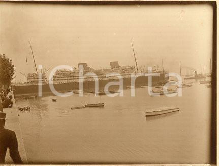 1925 ca BUENOS AIRES Partenza di una nave da crociera *Foto 12x9 cm (1) Fotografia originale d'epoca.La fotografia proviene da un più vasto album che documenta i viaggi di una famiglia attraverso l'Europa, il Nord Africa e il Sud America. Rappresenta un'interessante testimonianza di viaggi verso luoghi esotici e lontani o verso i principali monumenti dell'Europa dell'epoca. GOOD/buono  Formato: 12x9 cm originale e autentica 1