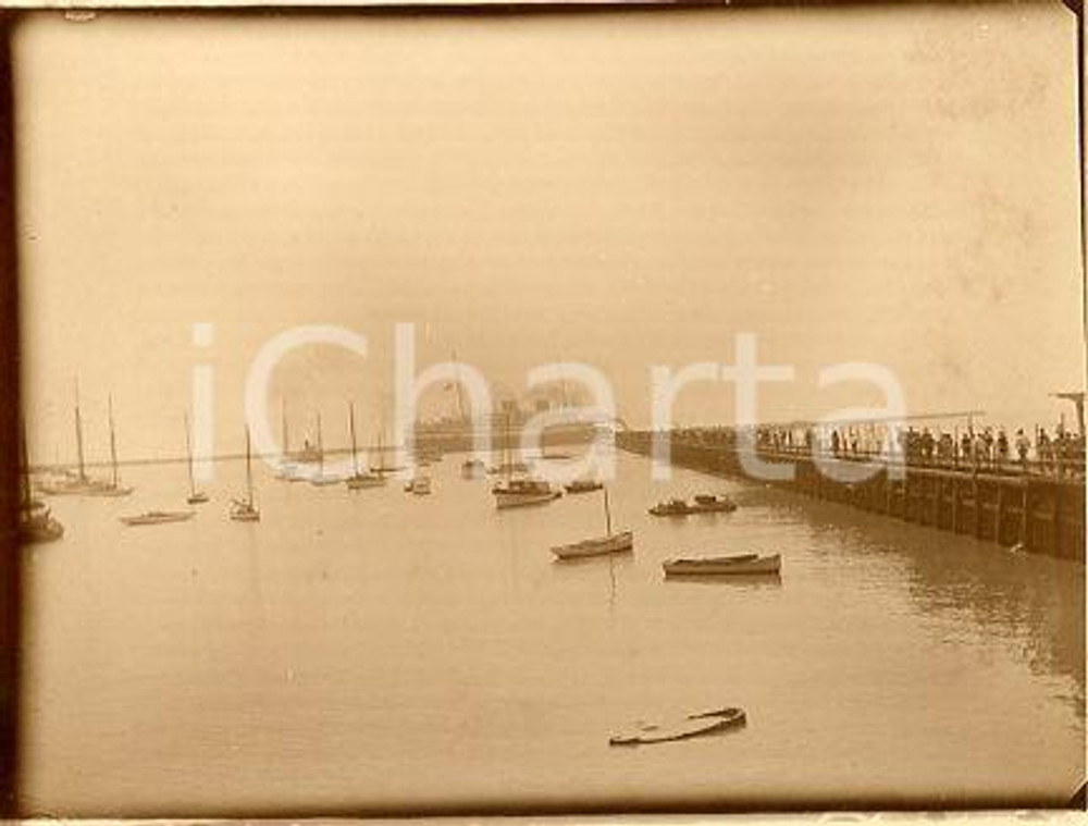 1925 ca BUENOS AIRES Partenza di una nave da crociera *Foto 12x9 cm (3) Fotografia originale d'epoca.La fotografia proviene da un più vasto album che documenta i viaggi di una famiglia attraverso l'Europa, il Nord Africa e il Sud America. Rappresenta un'interessante testimonianza di viaggi verso luoghi esotici e lontani o verso i principali monumenti dell'Europa dell'epoca. GOOD/buono  Formato: 12x9 cm originale e autentica 1